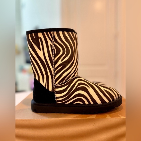 UGG Australia Women's Size USA 6 Classic Boots Exotic Print Zebra - Picture 2 of 3